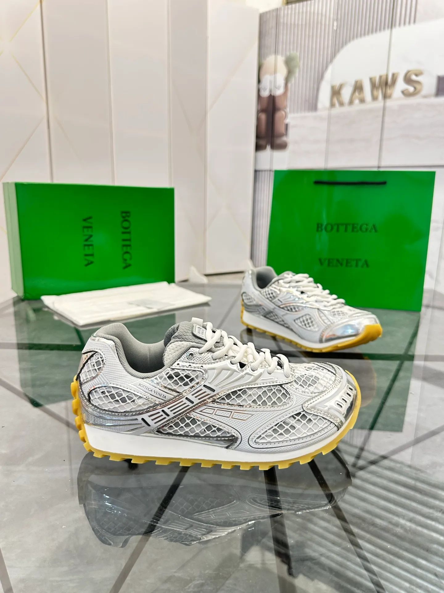 Factory men's shoes 💰: 620💰 (top version) BV Orbit sneakers Wang Yibo's same style couple's dad shoes Runner sneakers, made of lightweight technical mesh fabric. Matched with geometric pattern designed rubber outsole Wang Zha series high version Look for the package craftsmanship The actual height is much higher, but the legs are still slim. Very nice and playable and durable Matching to the standard 💯 Package shoe technology Look for the high version The outsole is made of color-blocked TPU outsole Women's model 35 36 37 38 39 40 41 (40 41 customized) Men's model 38 39 40 41 42 43 44 45. (Customized size 38 45.46) No. H345